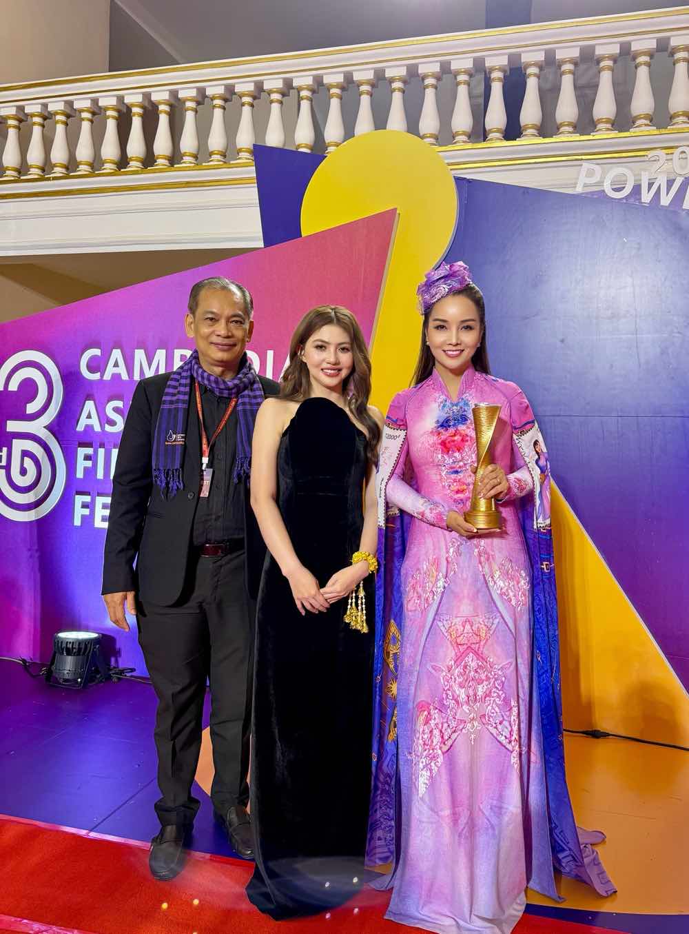 1a.539.Mai Thu Huyen cung Ong Cheap Sovichea - Pho Cuc truong Cuc Đien Anh va truyen ba van hoa va dien vien Campuchia 
