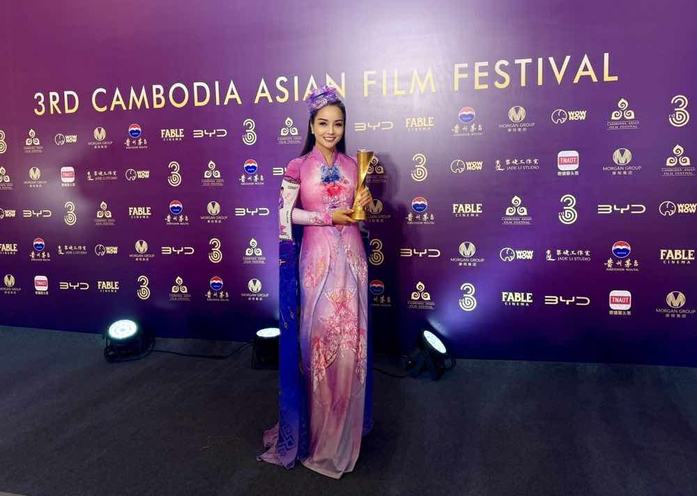 1a.539.Mai Thu Huyen tren tham đo CAFF lan 3