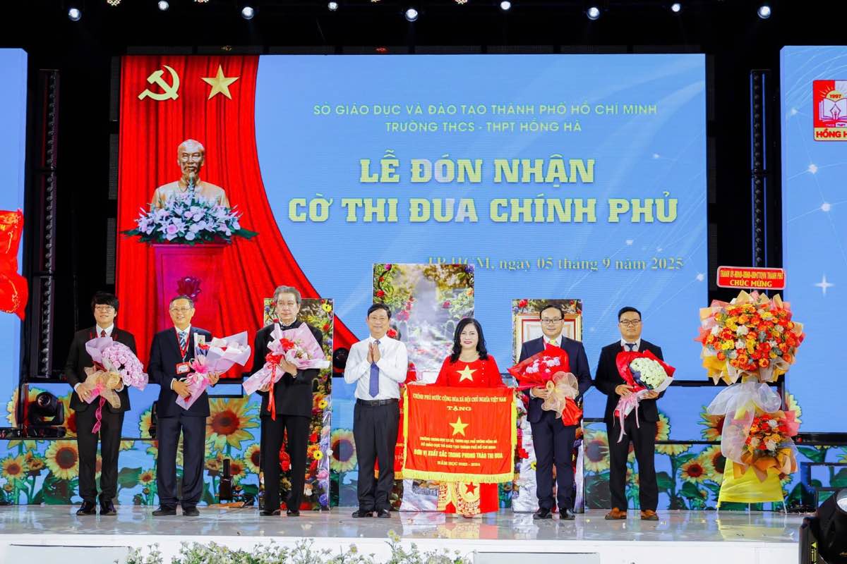1a.580.Truong THCS-THPT Hong Ha vinh du nhan Co thi đua cua Chinh phu