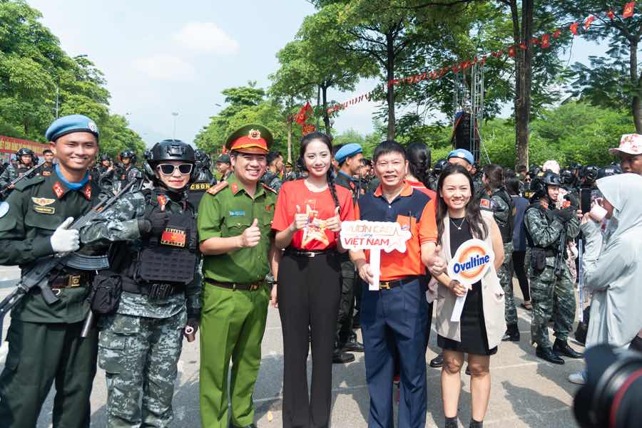 1a.598.Hoa hau Viet Nam 2024 Ha Truc Linh cung đai dien Ovaltine va cac chien si Canh sat Co đong trong buoi tham hoi đong vien A80