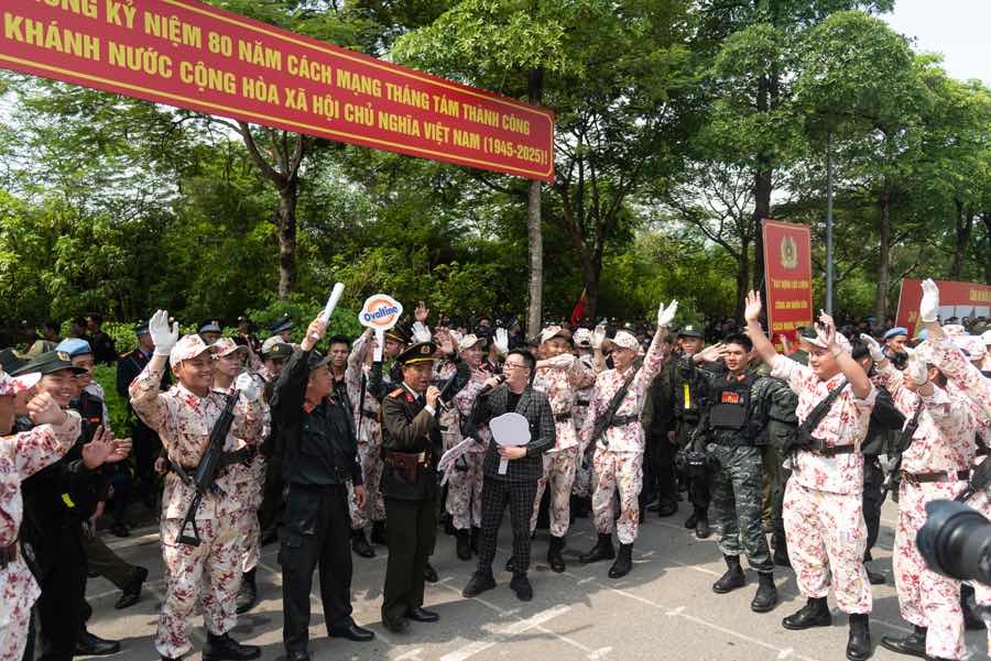 1a.598.Đao dien Nhac si Holy Thang cung Hao Khi Viet Nam giua thao truong nang gat
