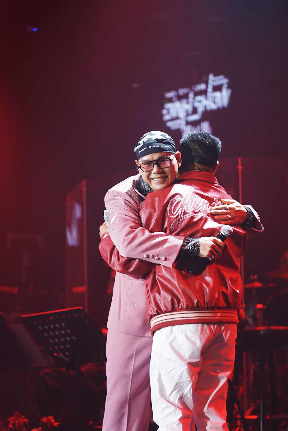 1a.60.phan-dinh-tung-khuc-hat-mung-sinh-nhat-truyen-thong-spotlight-vietnam-1