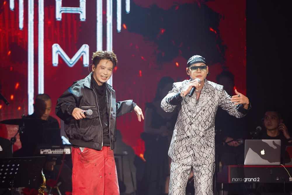 1a.60.phan-dinh-tung-khuc-hat-mung-sinh-nhat-truyen-thong-spotlight-vietnam-2