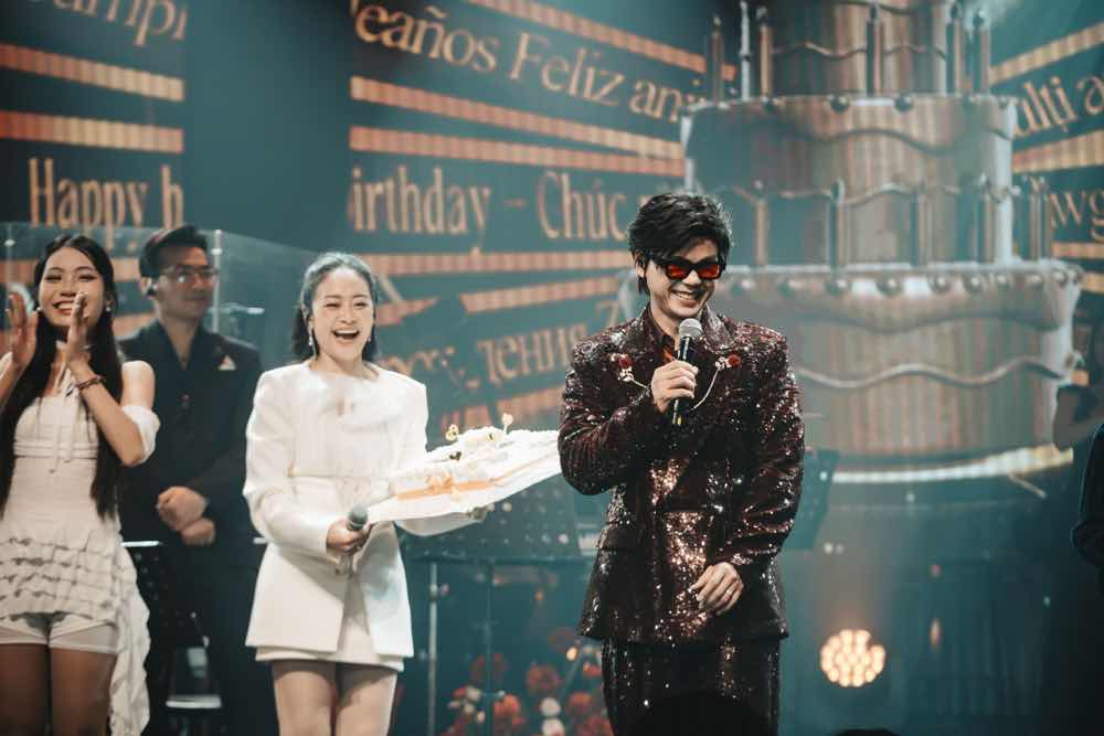 1a.60.phan-dinh-tung-khuc-hat-mung-sinh-nhat-truyen-thong-spotlight-vietnam-8