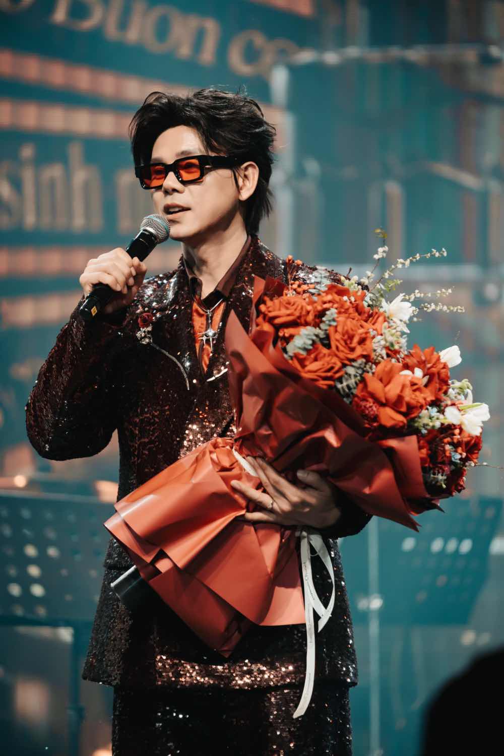 1a.60.phan-dinh-tung-khuc-hat-mung-sinh-nhat-truyen-thong-spotlight-vietnam-9