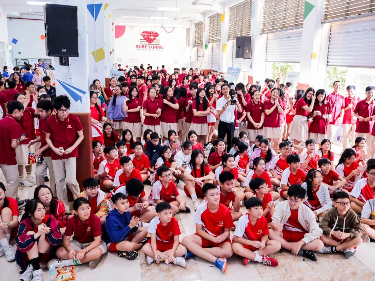 1a.65.be-nguyen-pham-tu-anh-ruby-school-truyen-thong-spotlight-vietnam-13