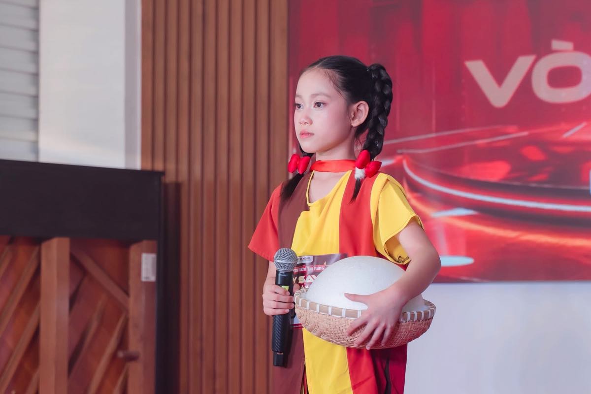 1a.65.be-nguyen-pham-tu-anh-ruby-school-truyen-thong-spotlight-vietnam-7