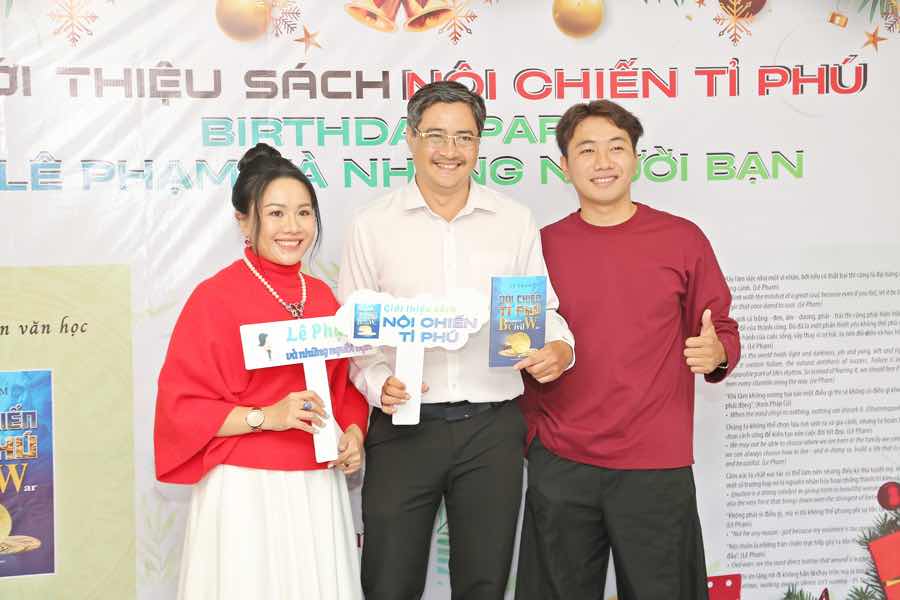 1a.68.CEO-le-pham-ra-mat-sach-Noi-chien-ty-phu-2025-truyen-thong-spotlight-vietnam-12