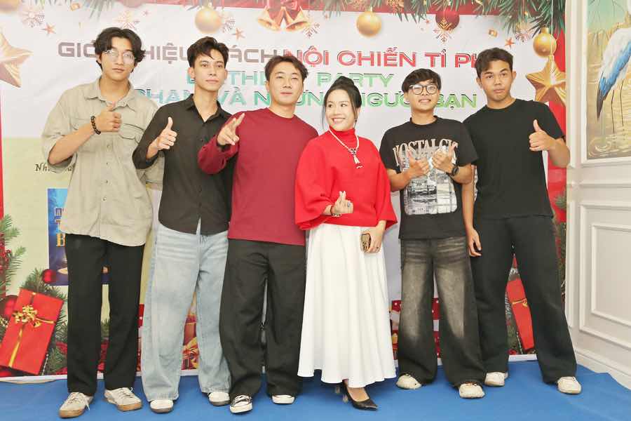 1a.68.CEO-le-pham-ra-mat-sach-Noi-chien-ty-phu-2025-truyen-thong-spotlight-vietnam-4