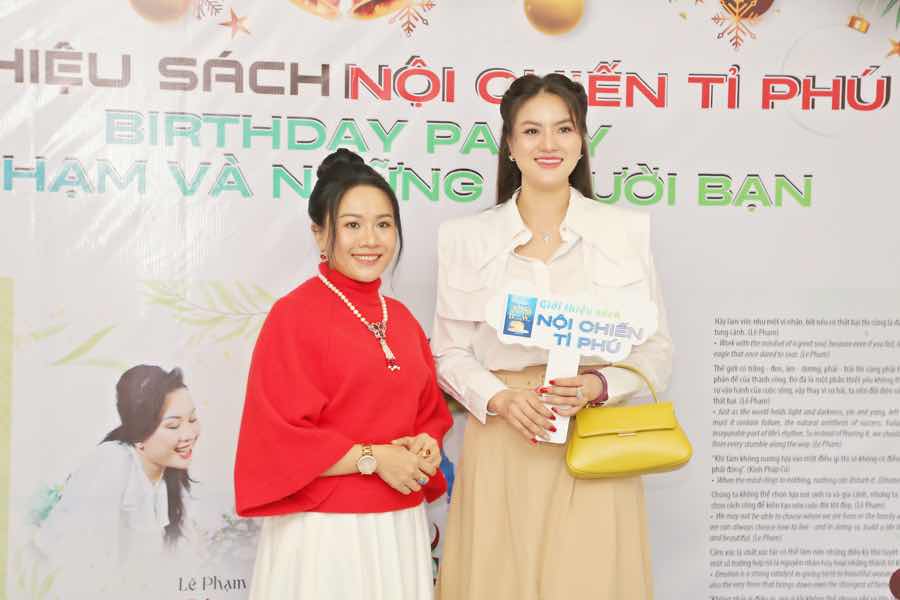 1a.68.CEO-le-pham-ra-mat-sach-Noi-chien-ty-phu-2025-truyen-thong-spotlight-vietnam-6