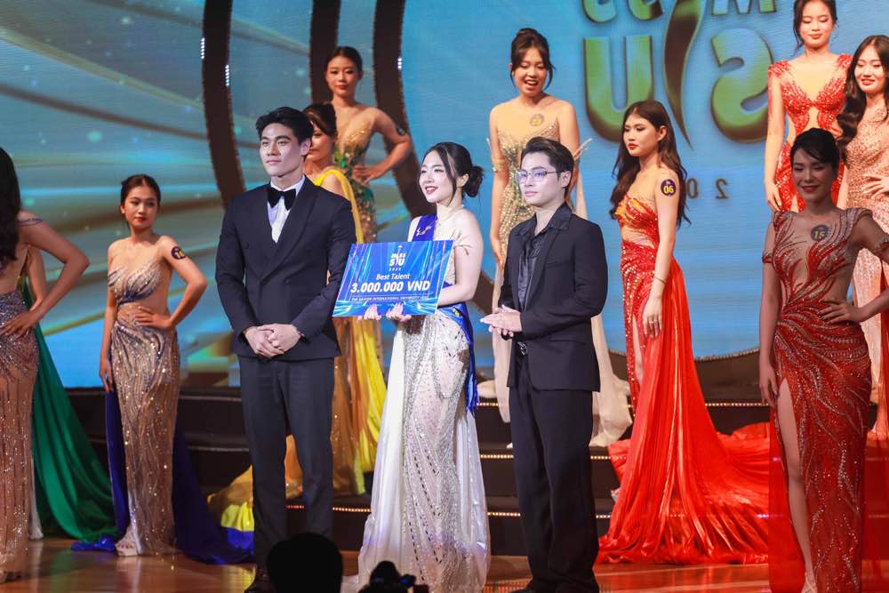 1a.889.Hai giai thuong Nguoi đep Tai nang  Nguoi đep mac trang phuc su kien SIU đep nhat goi ten thi sinh Truong Thuy Anh.-MISS-SIU-2025-spotlight-vietnam