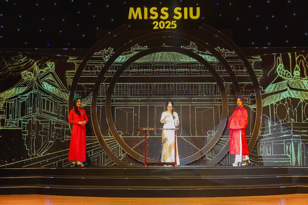 1a.889.Thi sinh trinh dien Viet phuc tren nen am huong dan toc cua nghe si đan bau Nguyen Nguyet Thu-MISS-SIU-2025-spotlight-vietnam