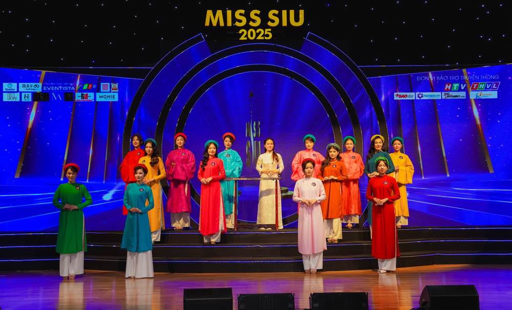 1a.889.Thi sinh trinh dien Viet phuc tren nen am huong dan toc cua nghe si đan bau Nguyen Nguyet Thu 1-MISS-SIU-2025-spotlight-vietnam.jpg