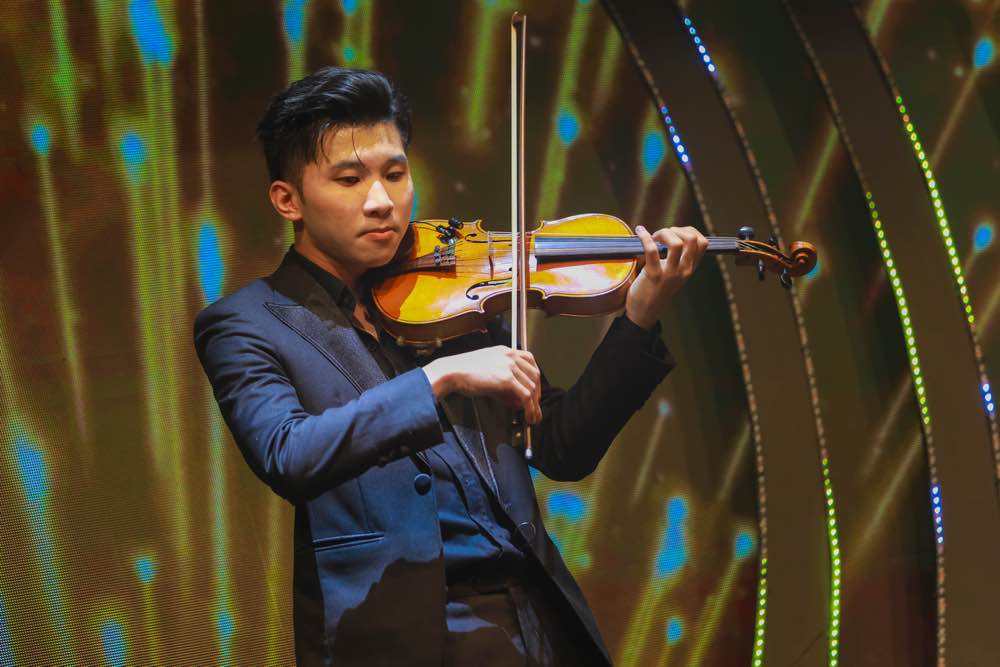 1a.889.Tren nen am thanh vi cam đay cam xuc cua nghe si violin Đinh Minh top 14 thi sinh lan luot xuat hien trong trang phuc da hoi long lay-MISS-SIU-2025-spotlight-vietnam
