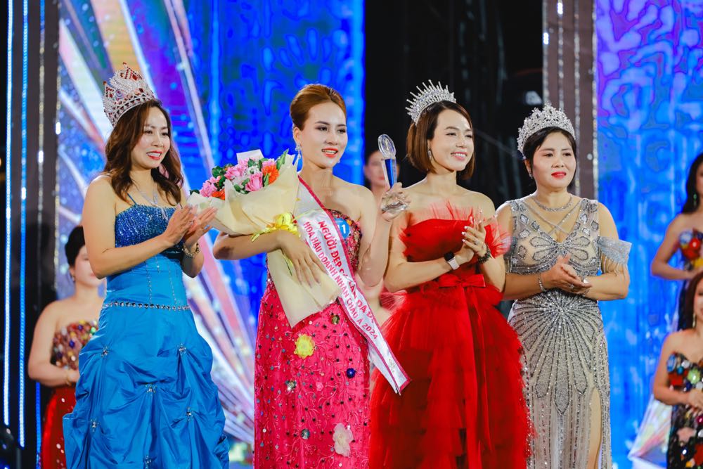 3a.81.nguyen-thi-bich-hong-nguoi-dep-co-lan-da dep-miss-asian-2024-10