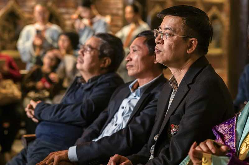 1Z.996.Cac khach moi cham chu theo doi buoi le