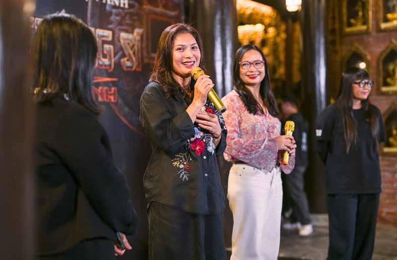 1Z.996.Pho Tong Giam đoc Tong cong ty Vien Thong Viettel - Ba Nguyen Ha Thanh Đai dien Nha đong san xuat phim TV360 chia se tren san khau