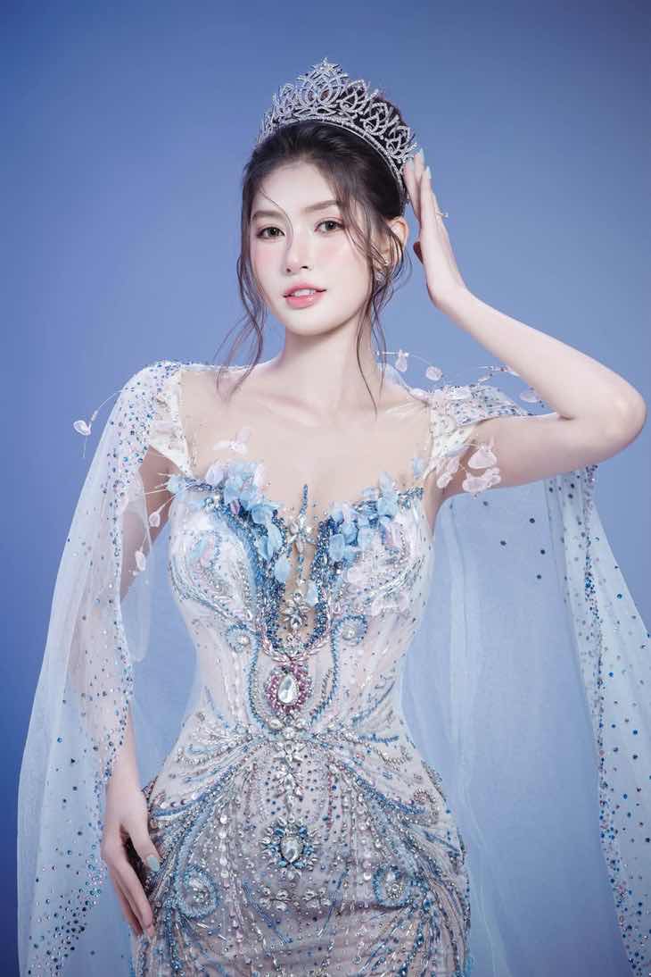 1z.115.pham-hoang-thu-uyen-dai-dien-viet-nam-miss-earth-2026-truyen-thong-spotlight-viet-nam-