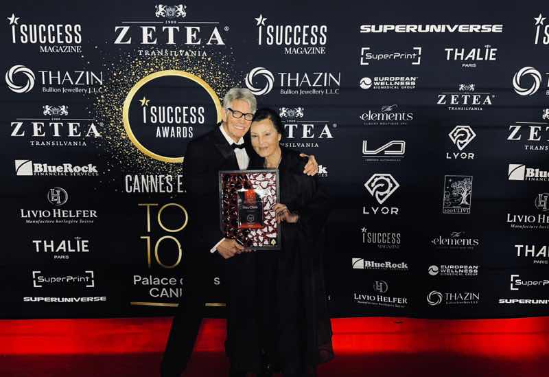 1z.300.Minh tinh Kieu Chinh cung ngoi sao Eric Roberts tai I Success Awards
