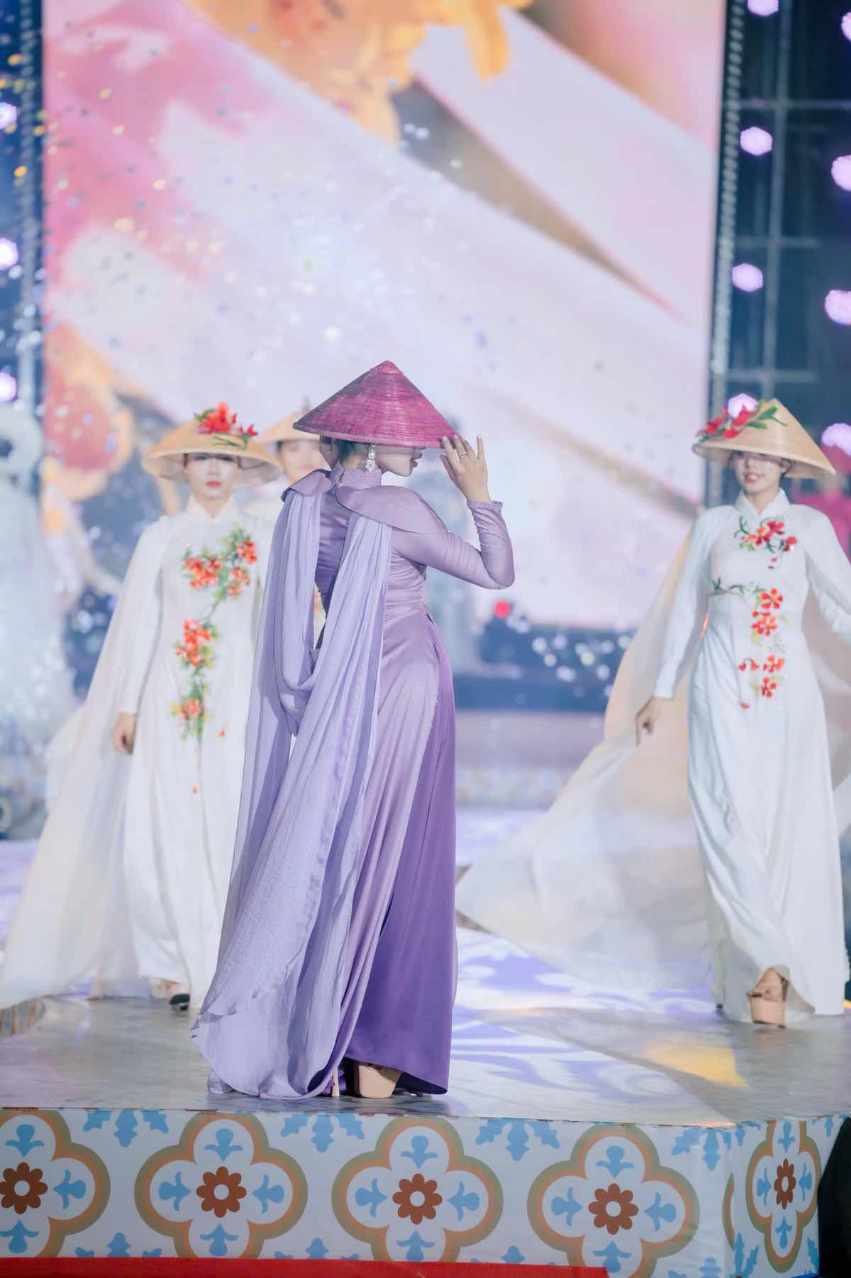 1z.467.bst-huong-mua-ha-nha-thiet-ke-cao-thu-van-lehoi-ao-dai-da-nang-2026-truyen-thong-spotlight-vietnam-12