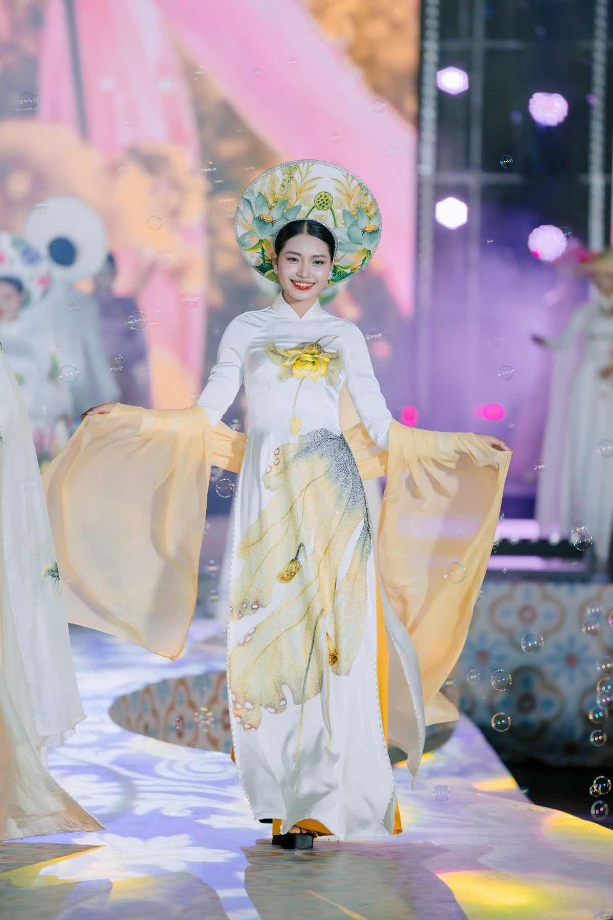 1z.467.bst-huong-mua-ha-nha-thiet-ke-cao-thu-van-lehoi-ao-dai-da-nang-2026-truyen-thong-spotlight-vietnam-17