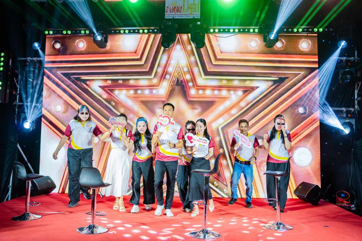 1z.488.spotlight.vn-hinh 1 Toan canh san khau ky niem 10 nam Sai Gon Light voi hieu ung anh sang bung no