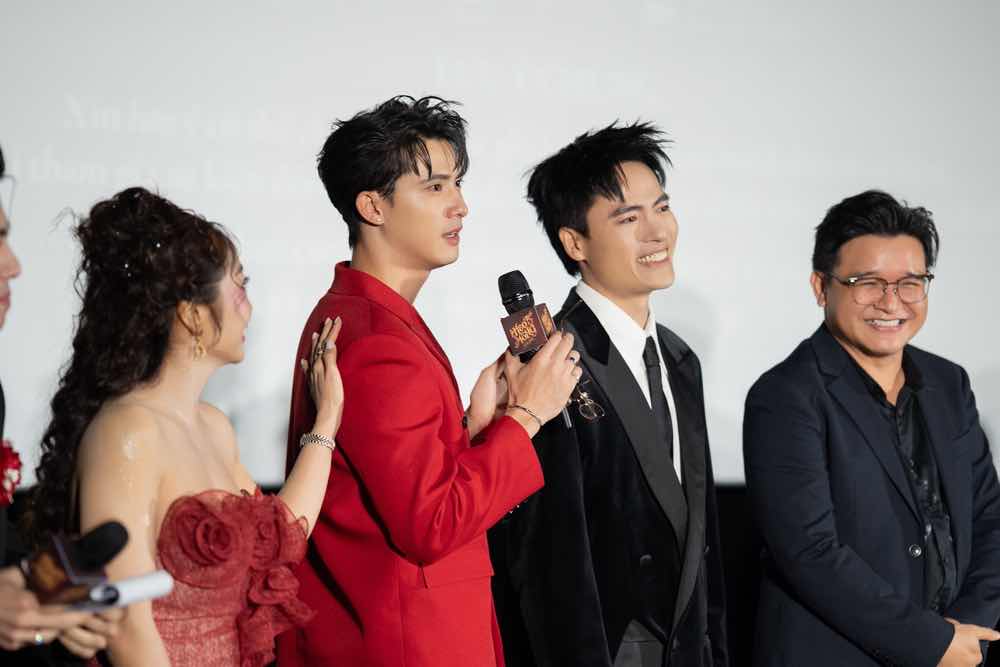 1z.513.heo-nam-mong-cong-chieu-dan-cast-khoe-ve-dep-nam-than-tren-tham-do-truyen-thong-spotlight-vietnam-10