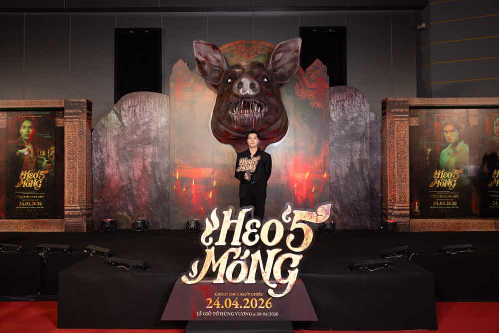 1z.513.heo-nam-mong-cong-chieu-dan-cast-khoe-ve-dep-nam-than-tren-tham-do-truyen-thong-spotlight-vietnam-18