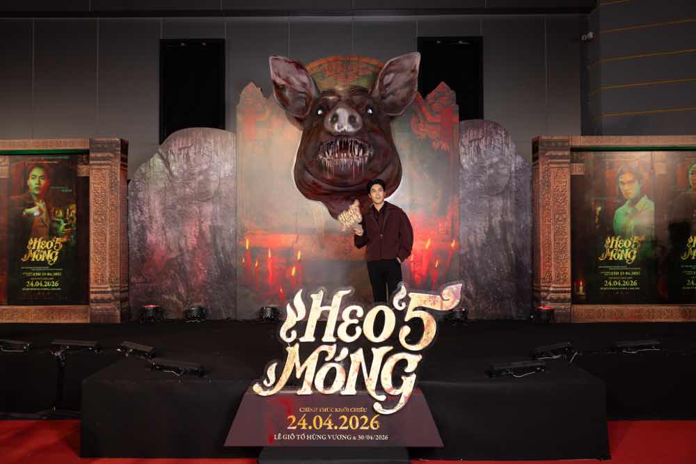 1z.513.heo-nam-mong-cong-chieu-dan-cast-khoe-ve-dep-nam-than-tren-tham-do-truyen-thong-spotlight-vietnam-19