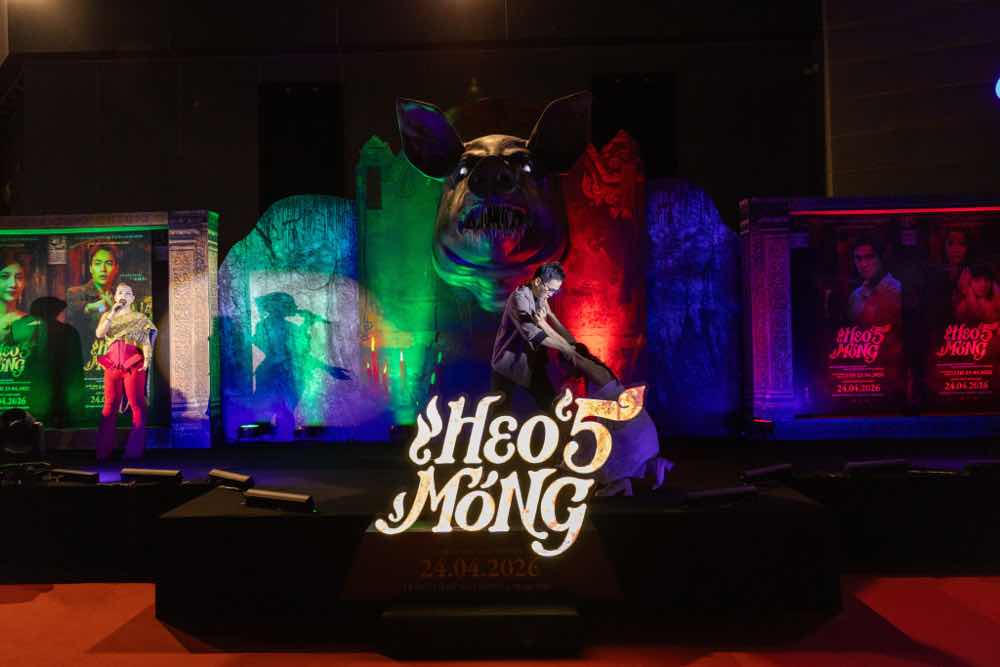 1z.513.heo-nam-mong-cong-chieu-dan-cast-khoe-ve-dep-nam-than-tren-tham-do-truyen-thong-spotlight-vietnam-23