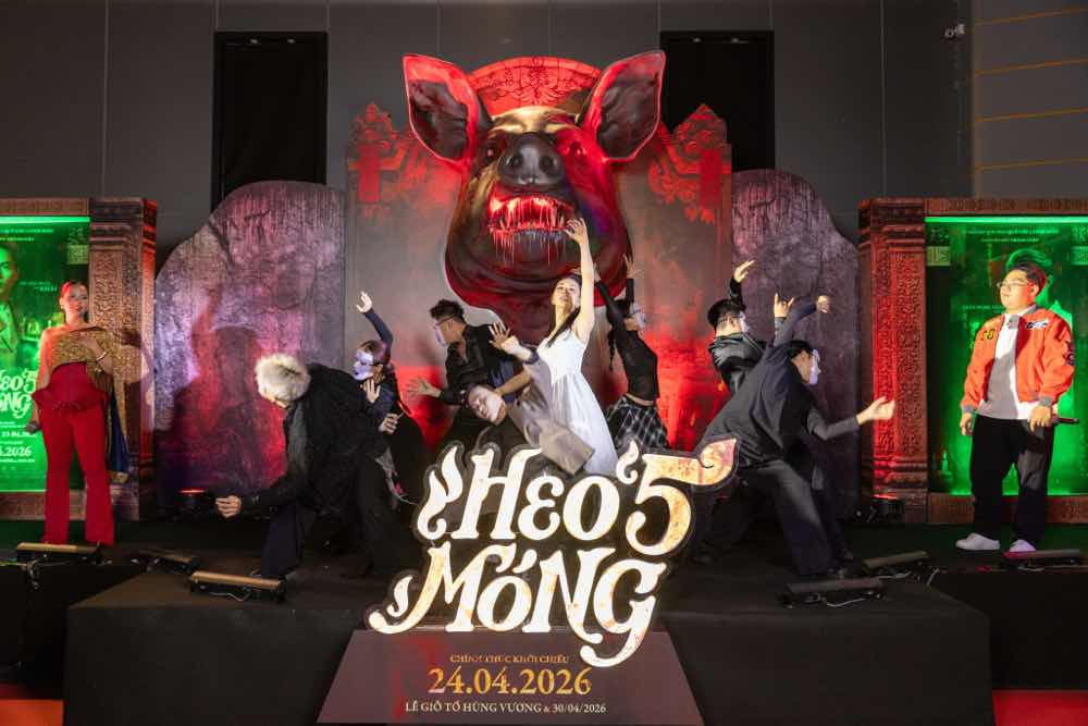 1z.513.heo-nam-mong-cong-chieu-dan-cast-khoe-ve-dep-nam-than-tren-tham-do-truyen-thong-spotlight-vietnam-24