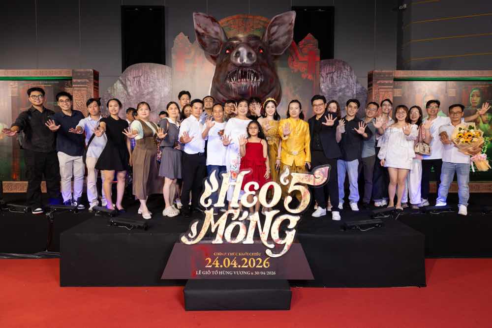 1z.513.heo-nam-mong-cong-chieu-dan-cast-khoe-ve-dep-nam-than-tren-tham-do-truyen-thong-spotlight-vietnam-25