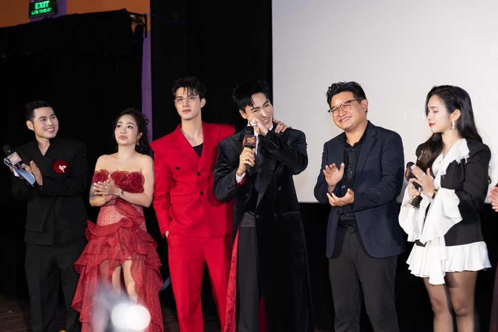 1z.513.heo-nam-mong-cong-chieu-dan-cast-khoe-ve-dep-nam-than-tren-tham-do-truyen-thong-spotlight-vietnam-26