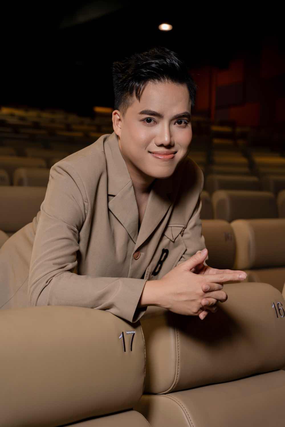 1z.513.heo-nam-mong-cong-chieu-dan-cast-khoe-ve-dep-nam-than-tren-tham-do-truyen-thong-spotlight-vietnam-5