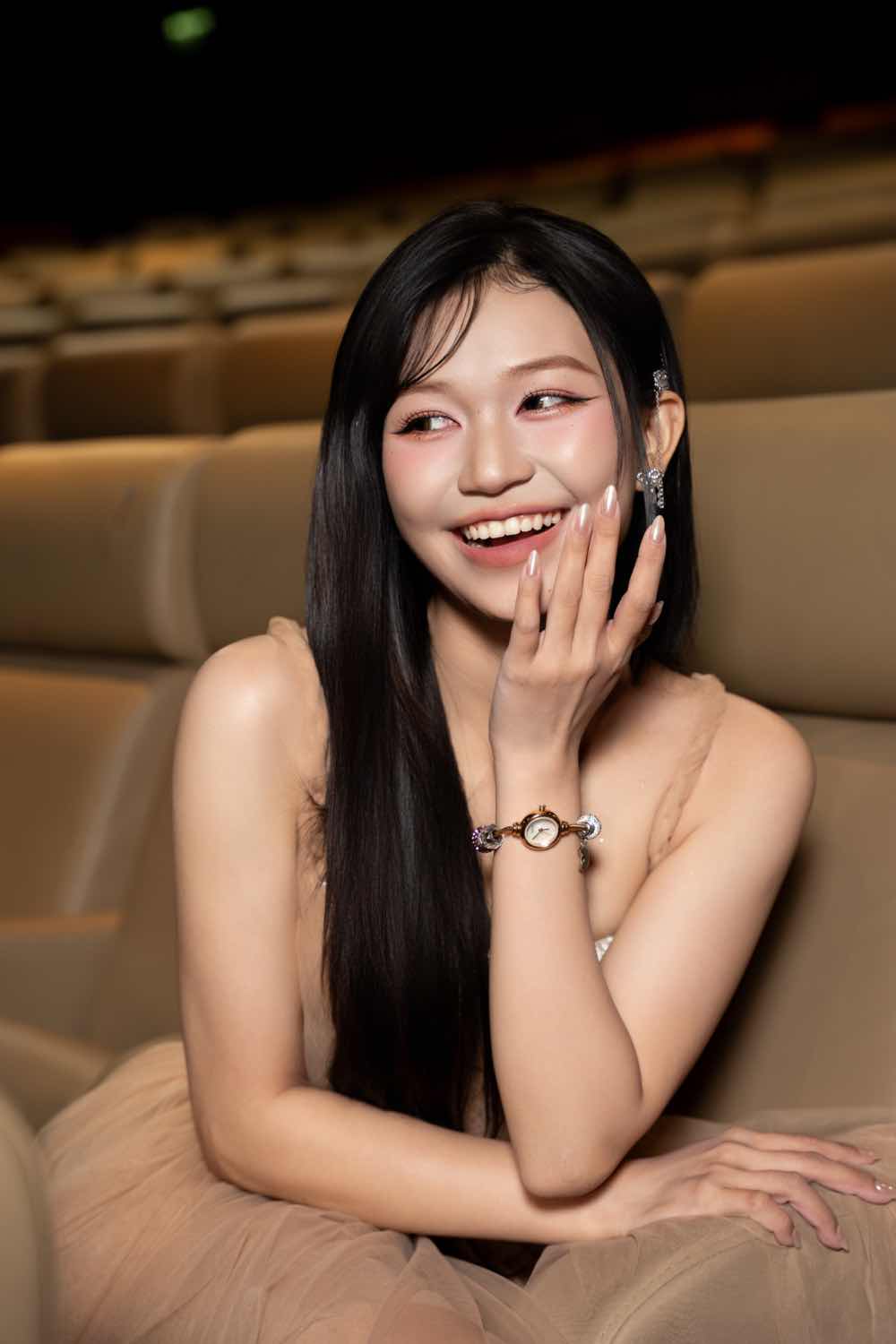 1z.513.heo-nam-mong-cong-chieu-dan-cast-khoe-ve-dep-nam-than-tren-tham-do-truyen-thong-spotlight-vietnam-7