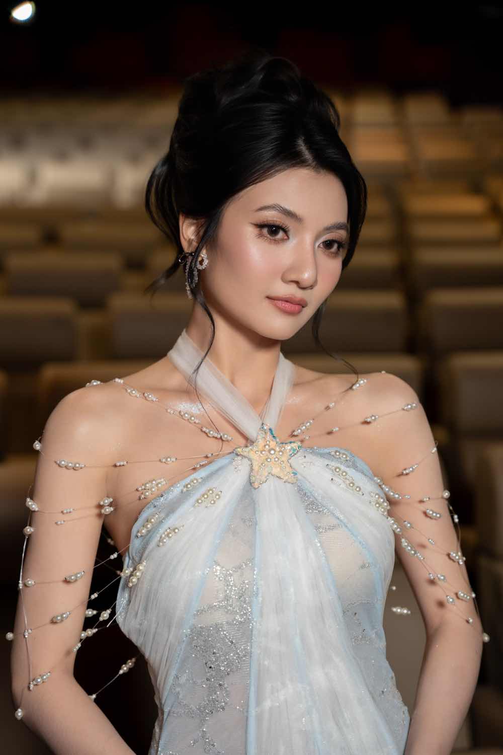 1z.513.heo-nam-mong-cong-chieu-dan-cast-khoe-ve-dep-nam-than-tren-tham-do-truyen-thong-spotlight-vietnam-8