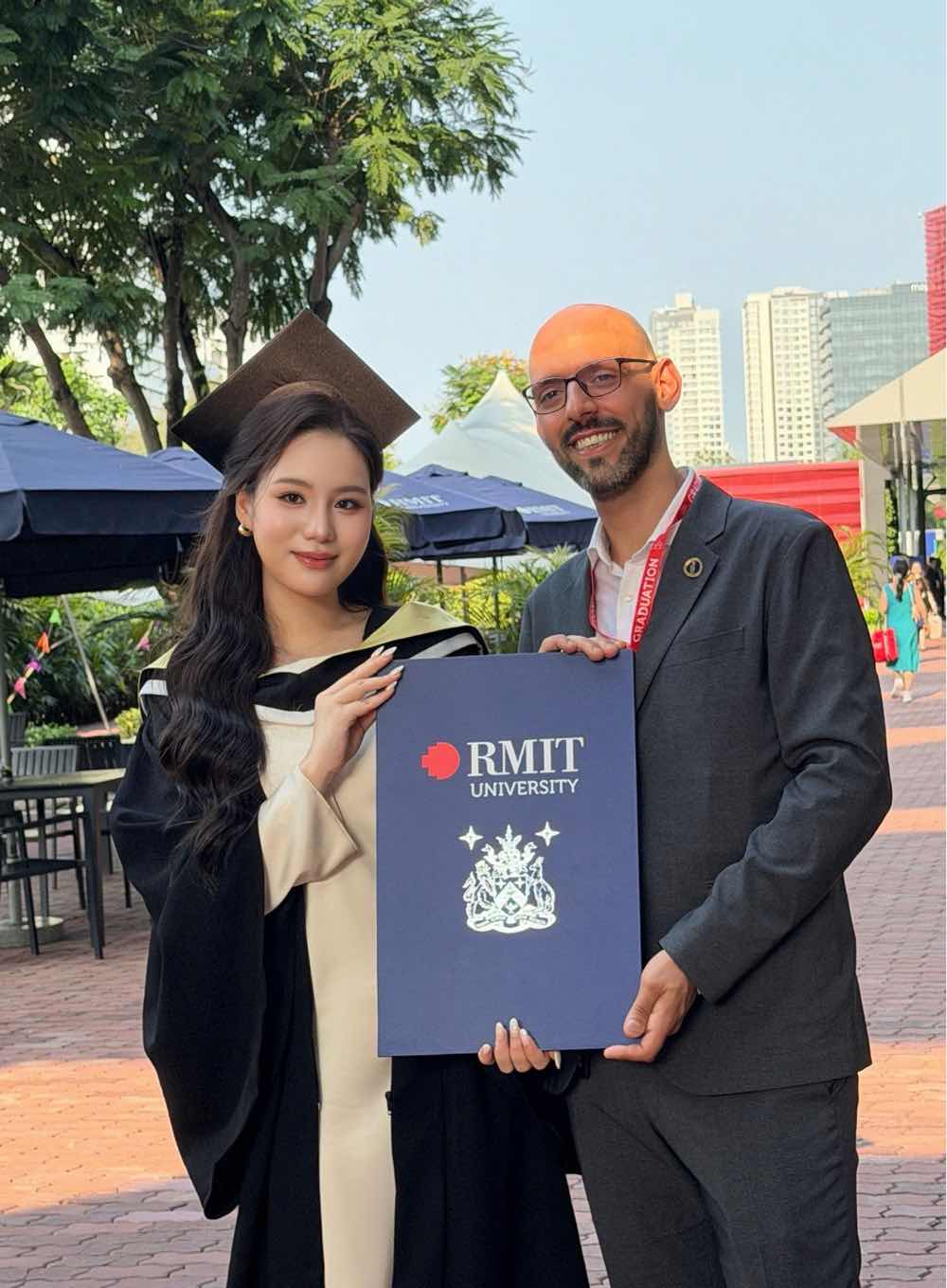 1z.514.con-gai-nsnd-trinh-kim-chi-vo-trinh-khanh-ngan-tot-nghiep-dai-hoc-rmit-truyen-thong-spotlight-vietnam-14