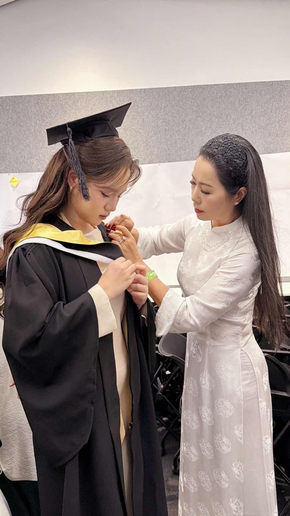 1z.514.con-gai-nsnd-trinh-kim-chi-vo-trinh-khanh-ngan-tot-nghiep-dai-hoc-rmit-truyen-thong-spotlight-vietnam-19