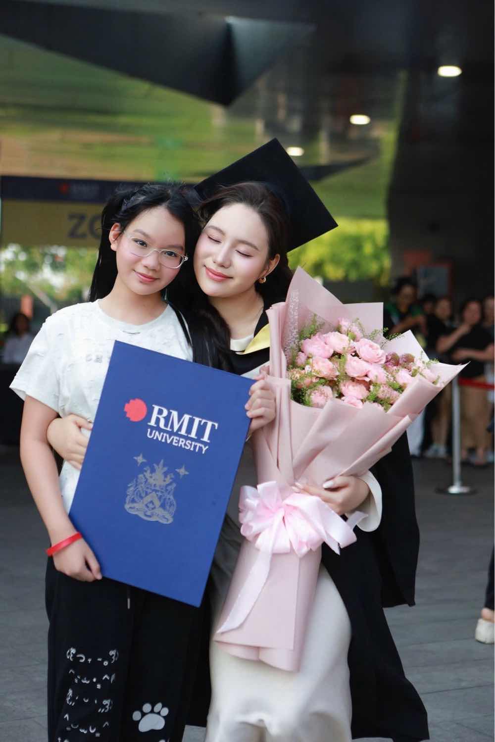 1z.514.con-gai-nsnd-trinh-kim-chi-vo-trinh-khanh-ngan-tot-nghiep-dai-hoc-rmit-truyen-thong-spotlight-vietnam-24