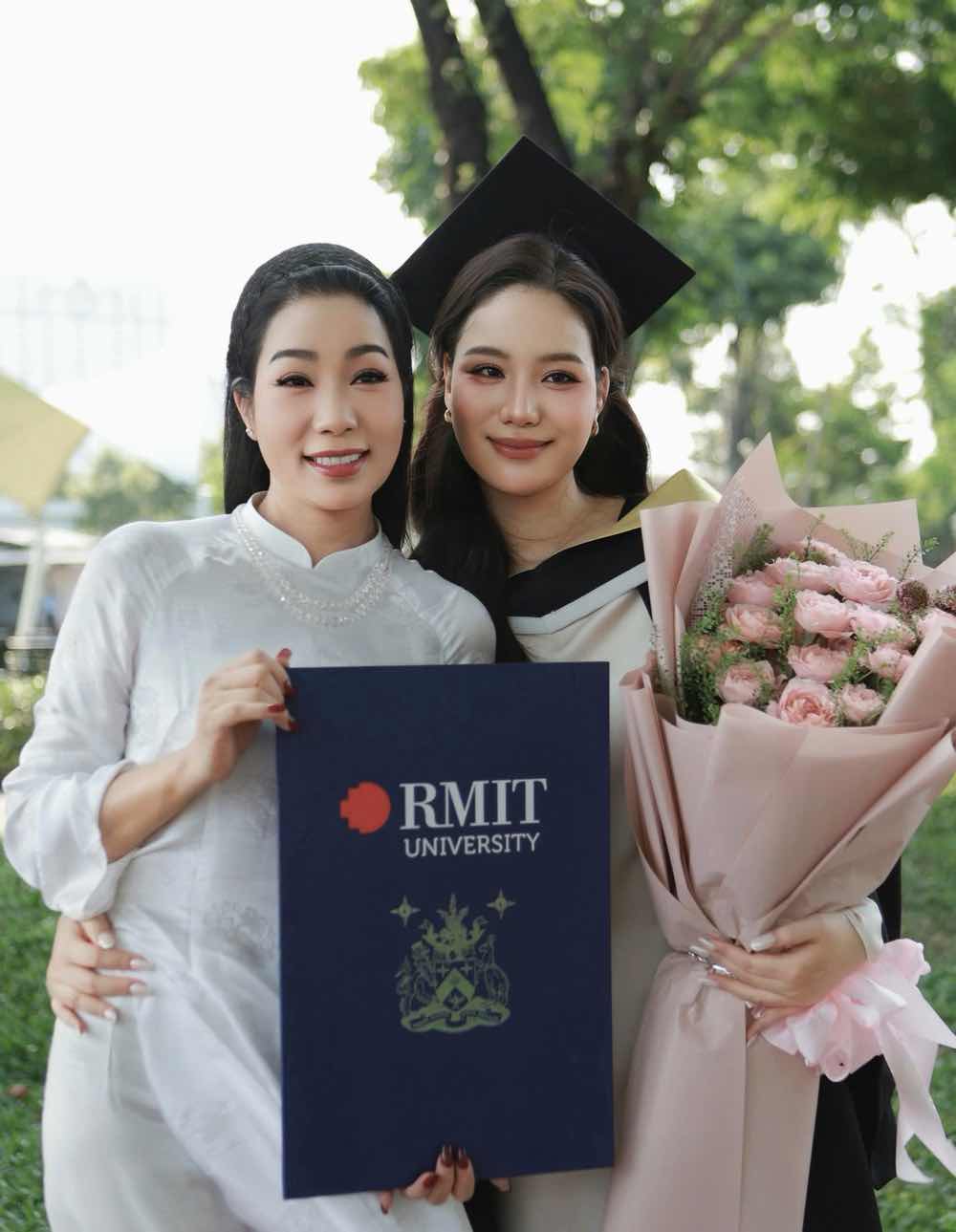 1z.514.con-gai-nsnd-trinh-kim-chi-vo-trinh-khanh-ngan-tot-nghiep-dai-hoc-rmit-truyen-thong-spotlight-vietnam-28