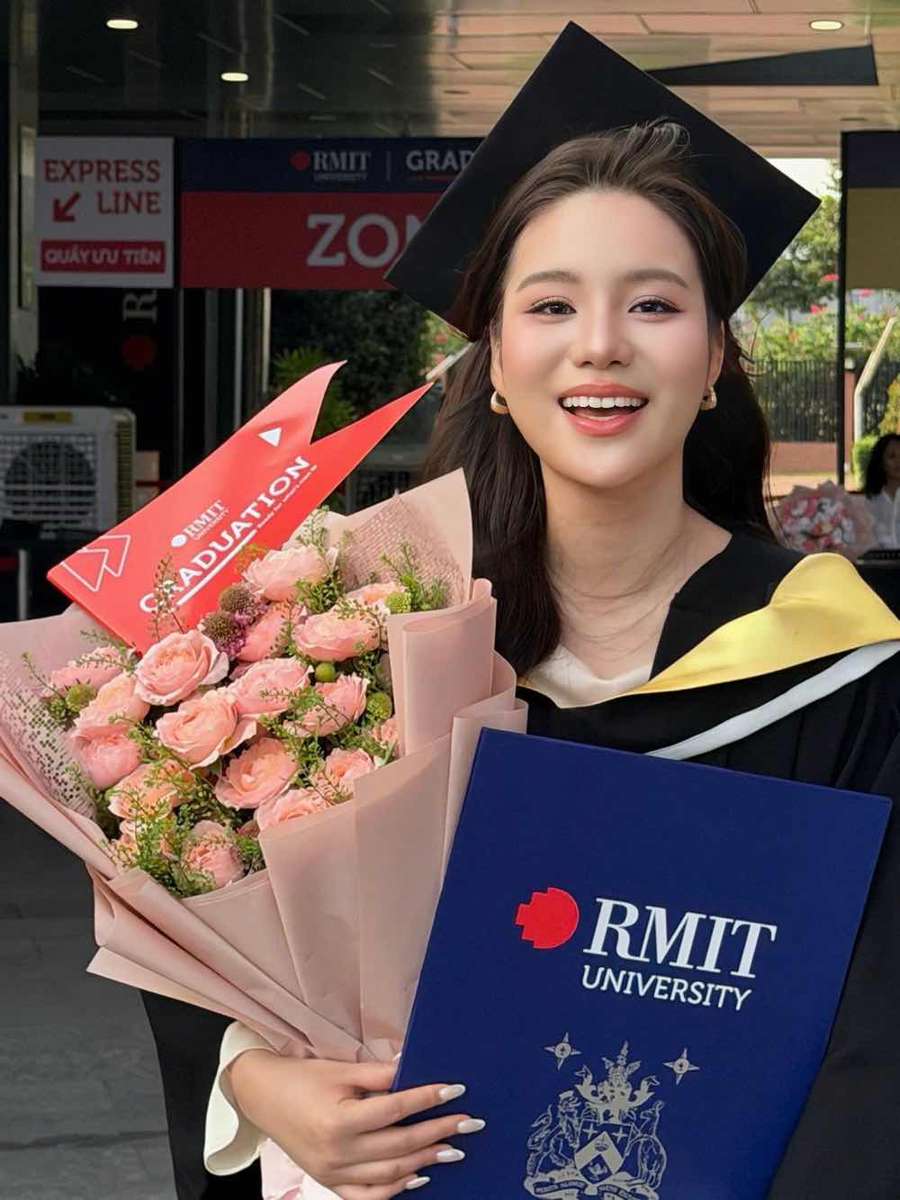 1z.514.con-gai-nsnd-trinh-kim-chi-vo-trinh-khanh-ngan-tot-nghiep-dai-hoc-rmit-truyen-thong-spotlight-vietnam-3