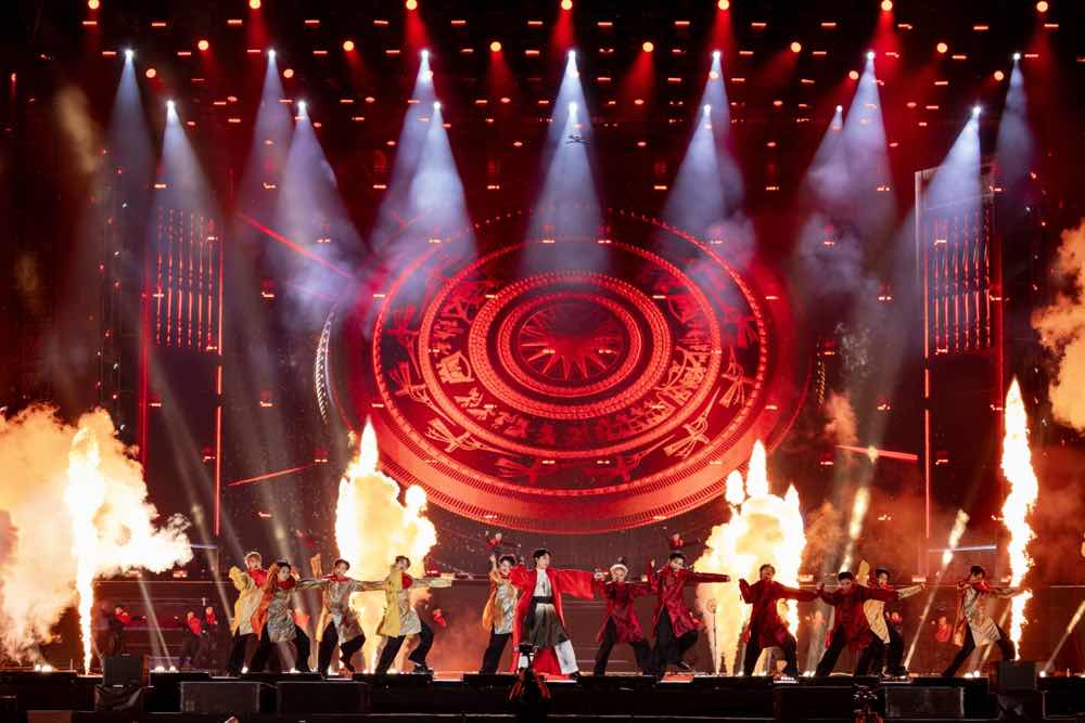 1z.517.Tiet muc đam ban sac van hoa dan toc tai Y Concert voi su ket hop giua SOOBIN va dan hoc tro Tan binh toan nang