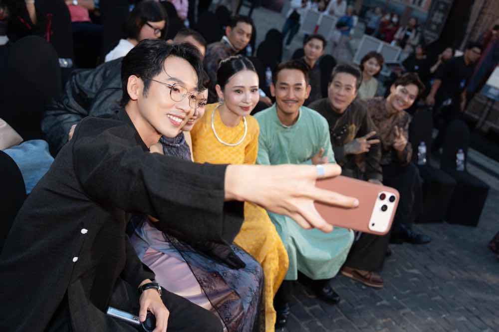 1z.539.Cac dien vien vui ve chup hinh selfie cung nhau