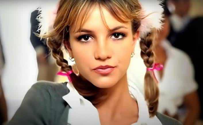 1z.77.britney-spears-film-the-woman-in-me-truyen-thong-spotlight-viet-nam-