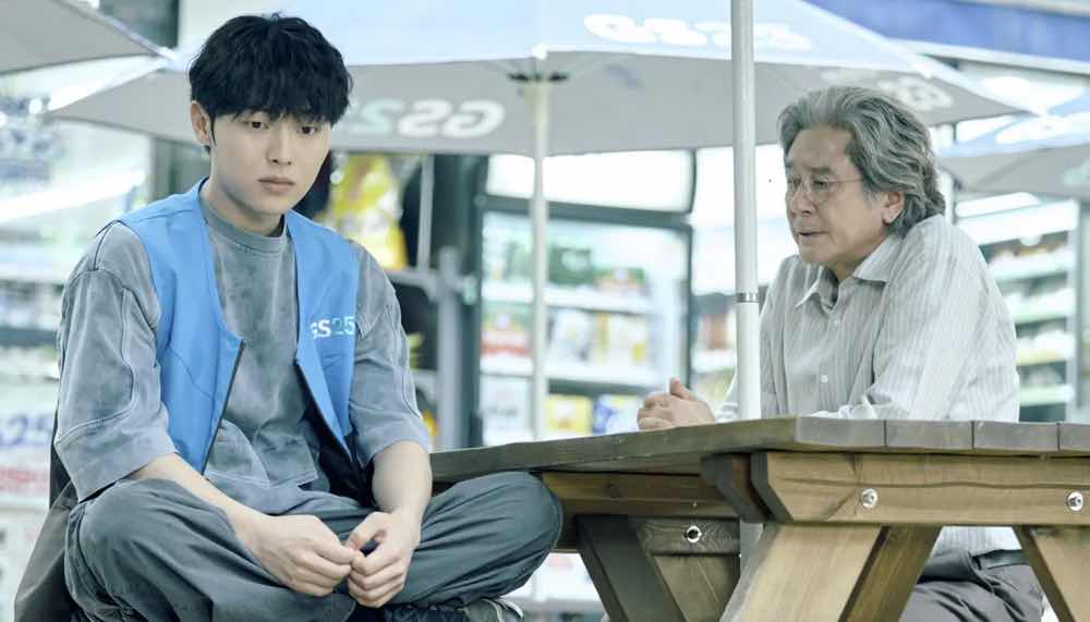 1z.98.CHOI-HYUN-WOOK-netflix-notes-from-the-last-row-truyen-thong-spotlight-viet-nam- 3