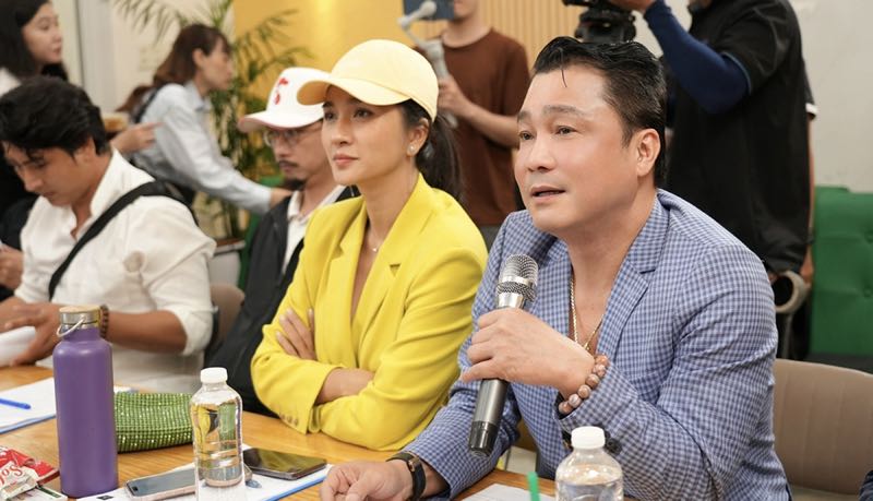 140.Hinh 1 - Dien vien Ly Hung va dien vien Kim Tuyen theo doi gop y dien xuat cho cac dien vien tre trong buoi Casting