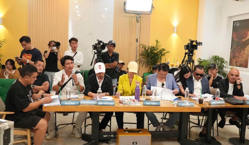 140.Hinh 3 - Đao dien Nguy Minh Khang can nao cham chon cac ung vien trong buoi Casting