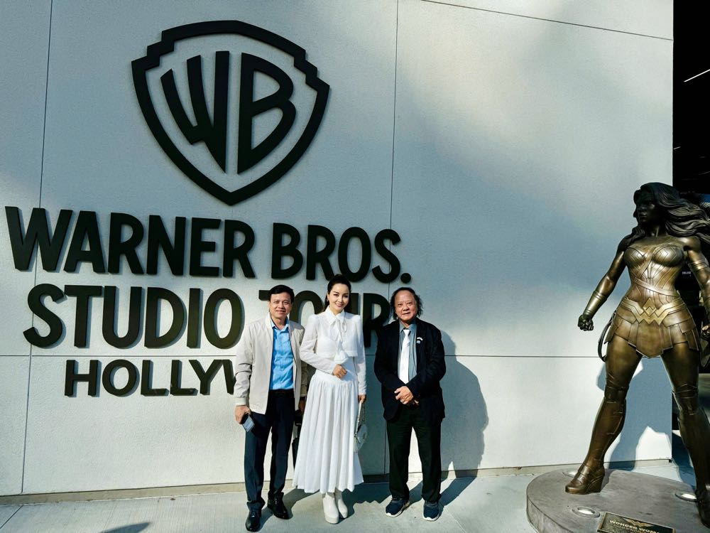 169.H11 - Cuc pho Cuc Đien Anh Đo Quoc Viet Chu tich Hoi Đien Anh VN Đo Lenh Hung Tu va Đao dien Mai Thu Huyen tham quan phim truong Warner Bros. tai Hollywood