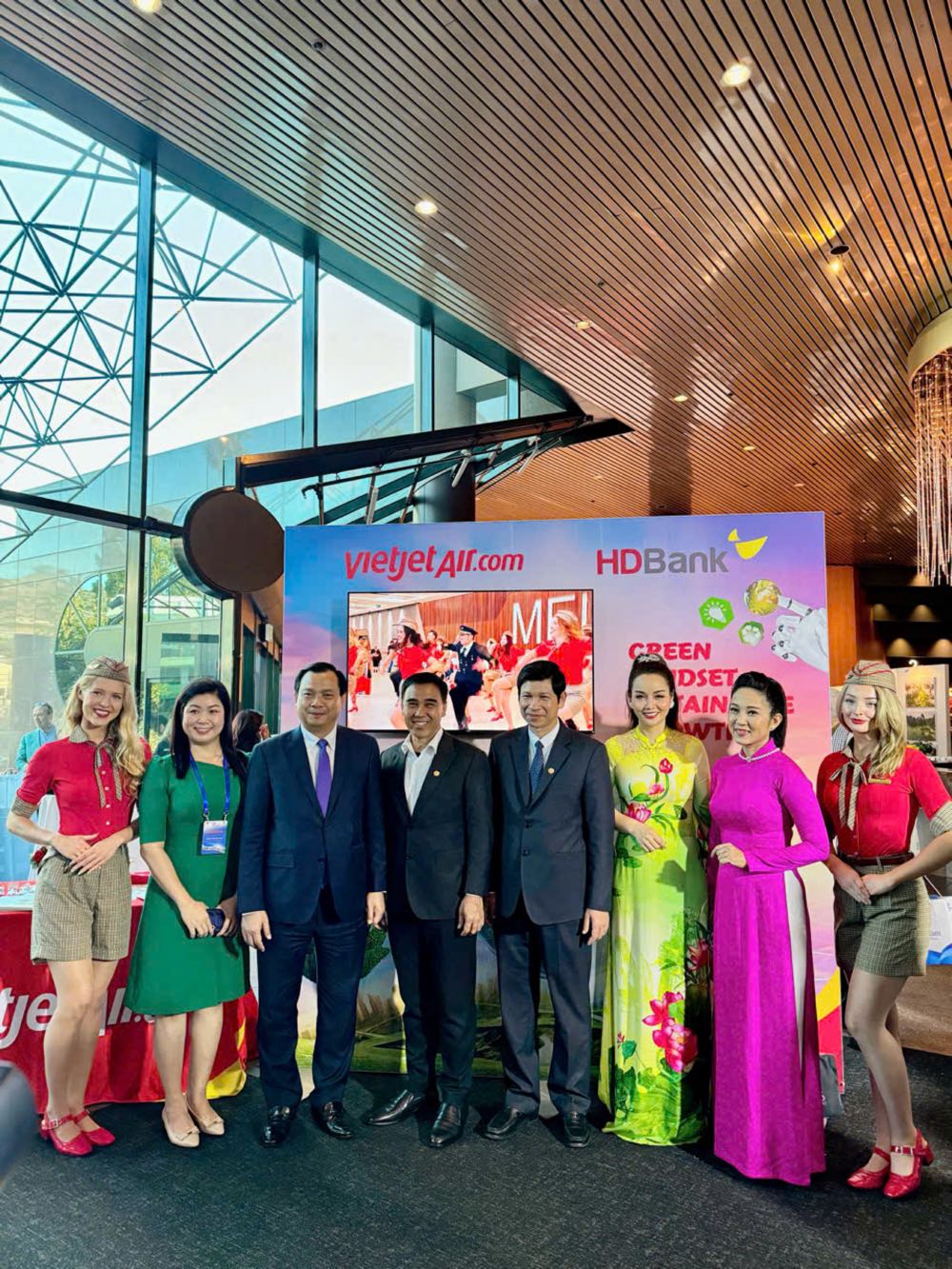 169.H4 - Thu truong Bo VHTTDL Ho An Phong ong Nguyen Trung Khanh- Cuc truong Cuc Du lich quoc gia VN ba Nguyen Thanh Thuy - PGĐ So VHTT TP. HCM nghe si Quyen Linh- Pho Chu ti