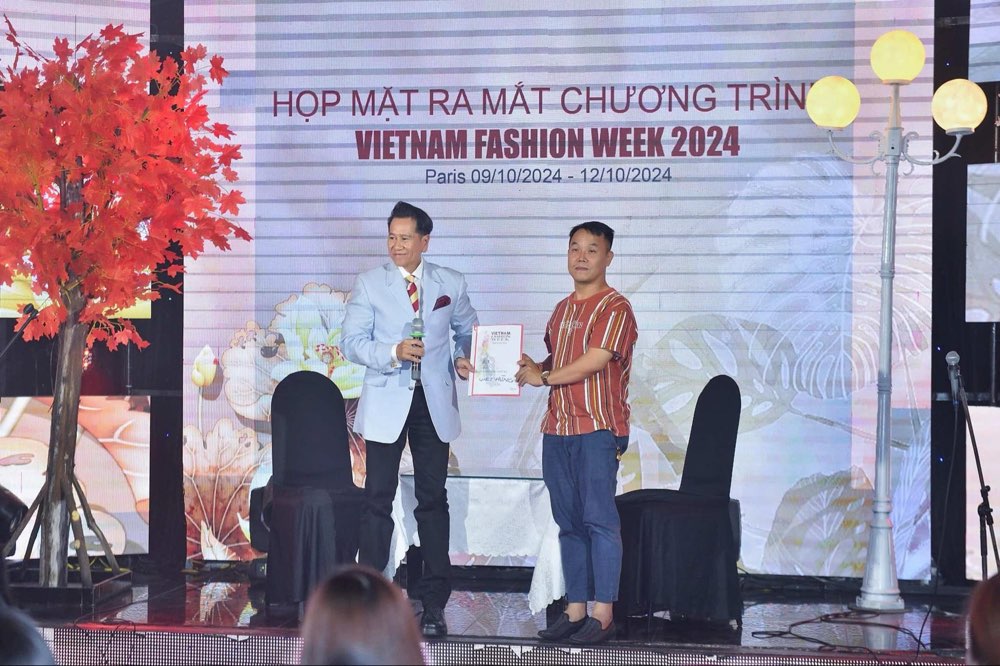 300.NTK-Viet-Hung-VIETNAM-FASHION-WEEK-PARIS-20241